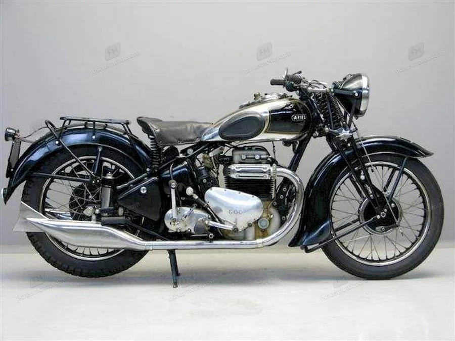 Imagen de la moto Ariel 4f square four 600 del año 1933