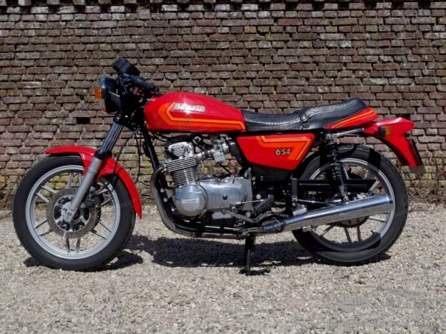 Imaginea motocicletei Benelli 654 t a anului 1983