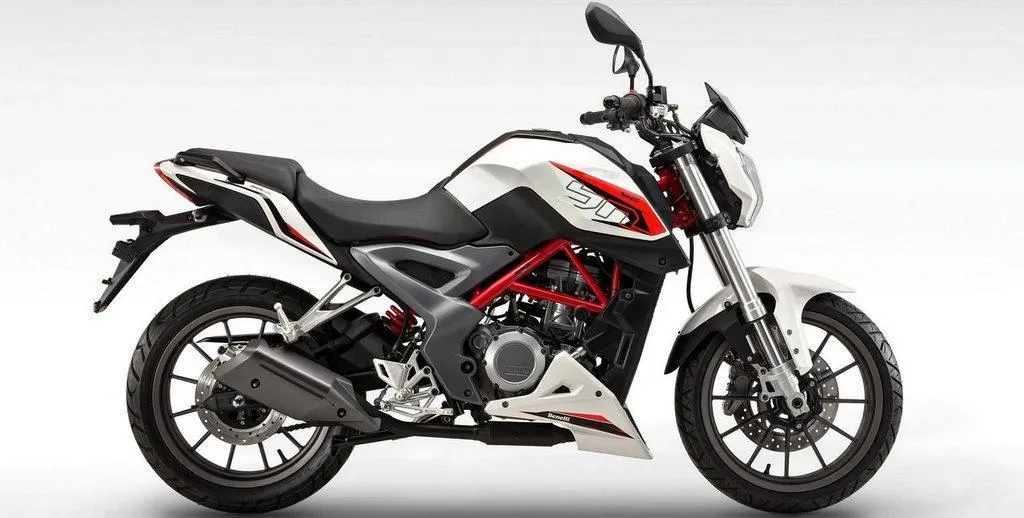 Imaginea motocicletei Benelli bn 251 a anului 2015