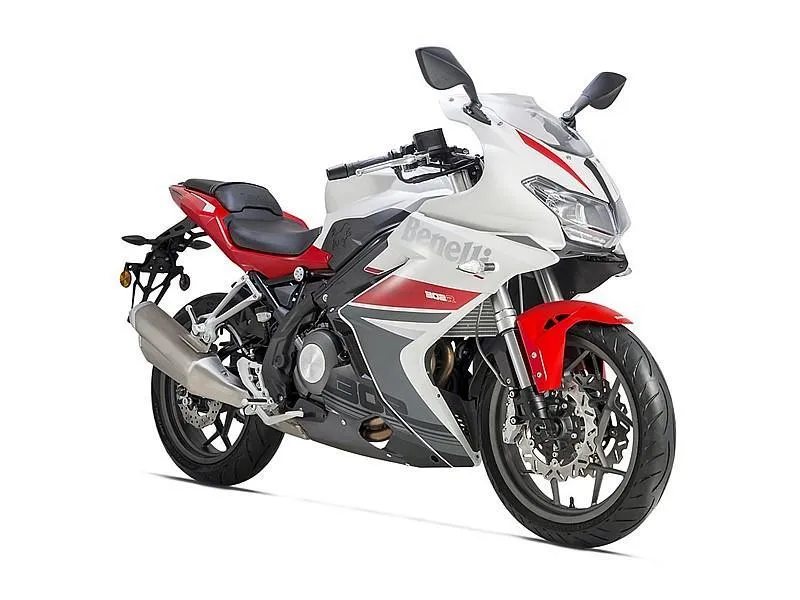 2017 model Benelli bn 302 r motosikletin görüntüsü