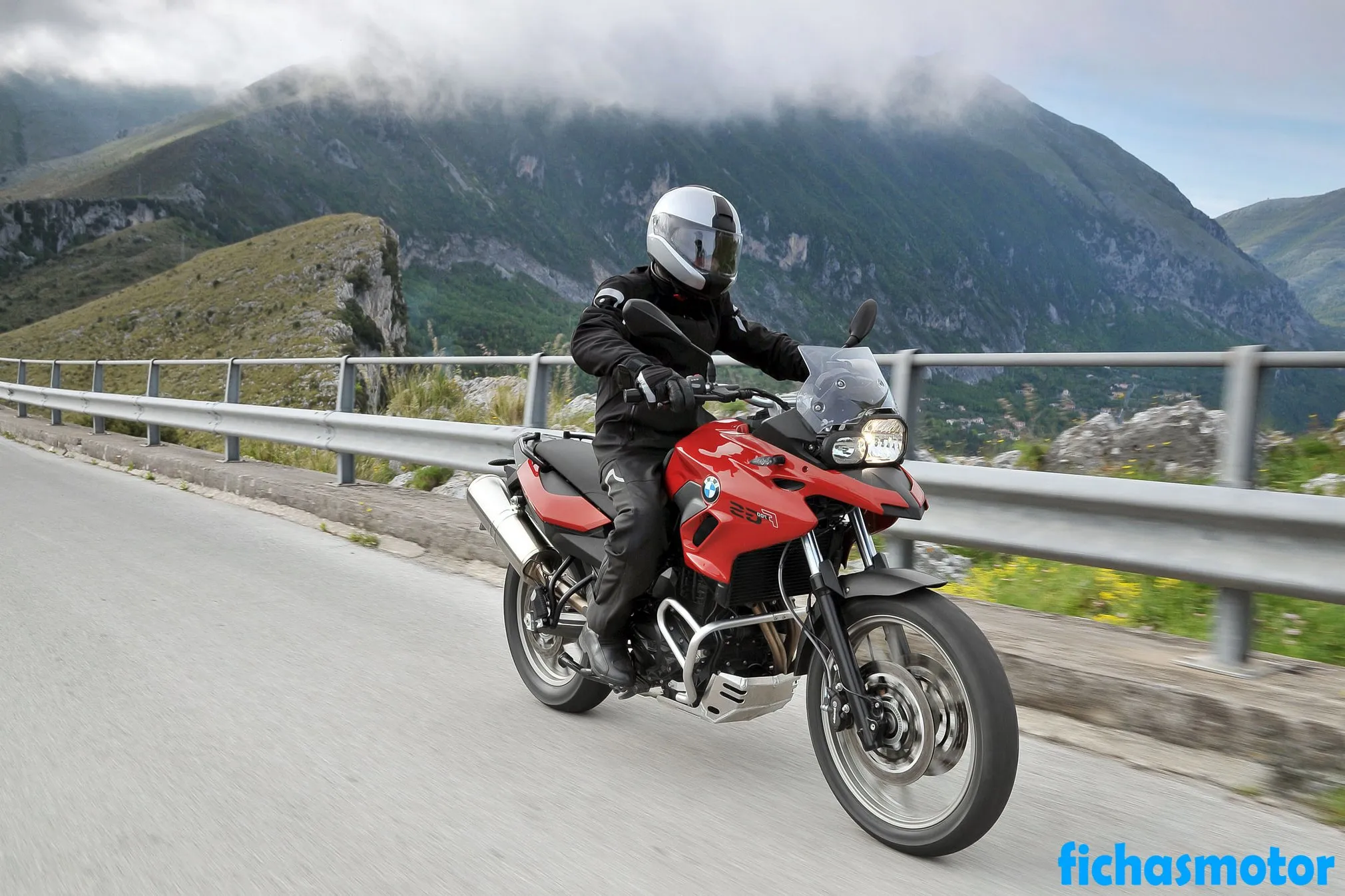 Imaginea motocicletei BMW F 700 GS a anului 2013