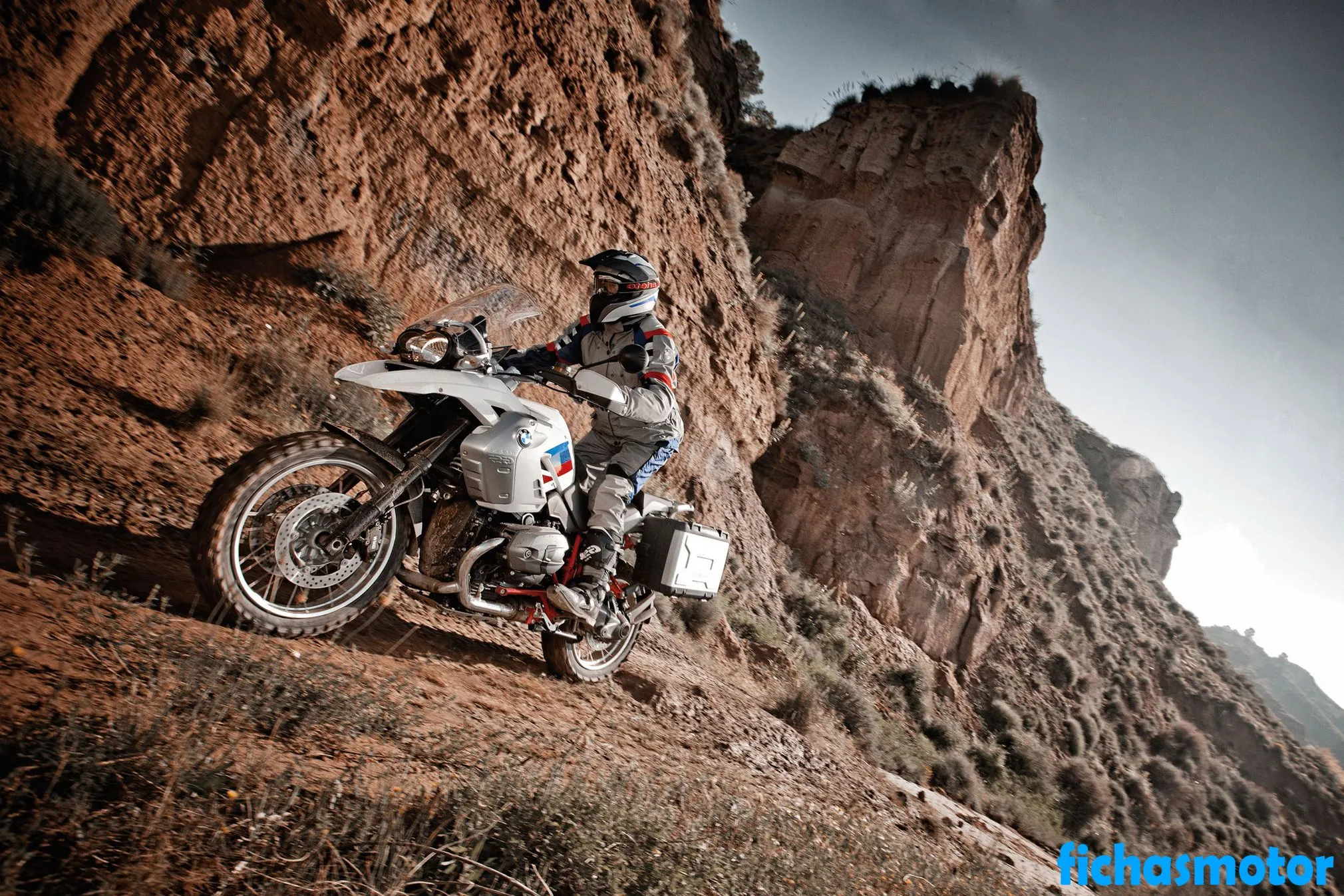 2012年のBmw r 1200 gs rallyeオートバイのイメージ