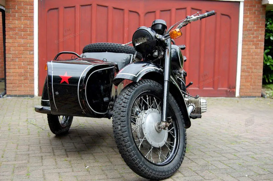 Afbeelding van de Dnepr mt 10 (with sidecar)-motorfiets van het jaar 1980