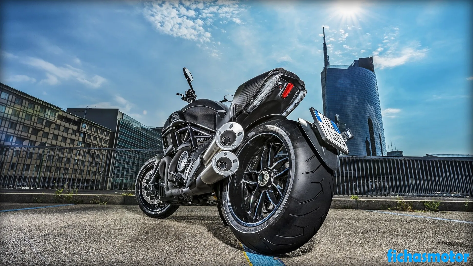 Imaginea motocicletei Ducati diavel carbon a anului 2016