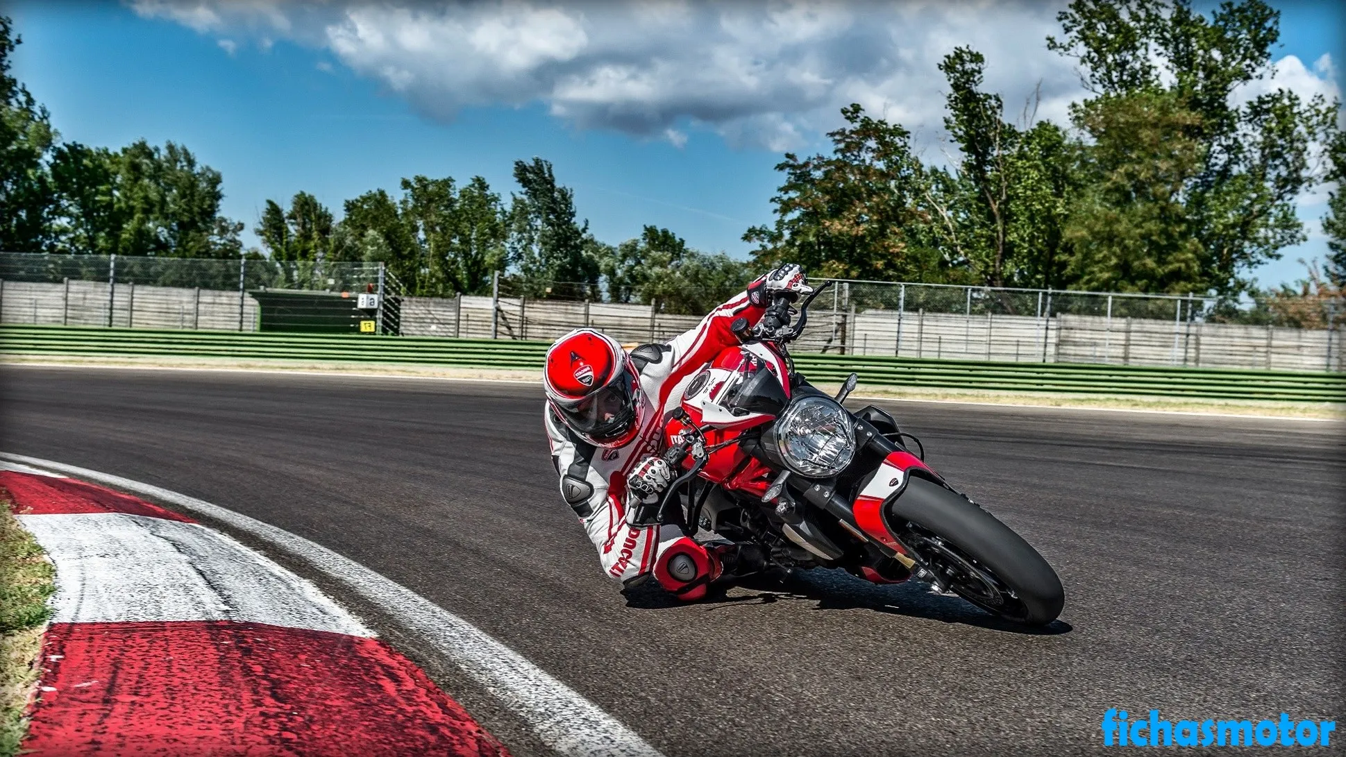 2016 model Ducati monster 1200 r motosikletin görüntüsü