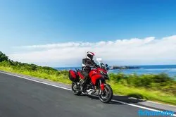 Ducati Multistrada 1200 s touring 2013 摩托车的图像