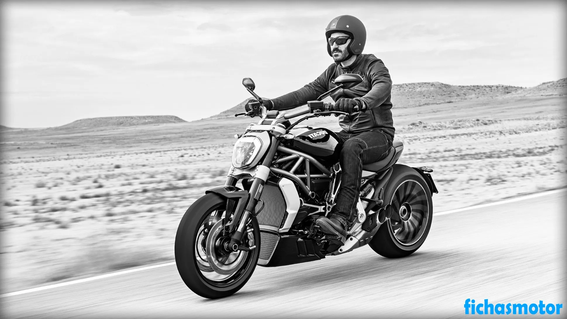 2016 model Ducati xdiavel s motosikletin görüntüsü