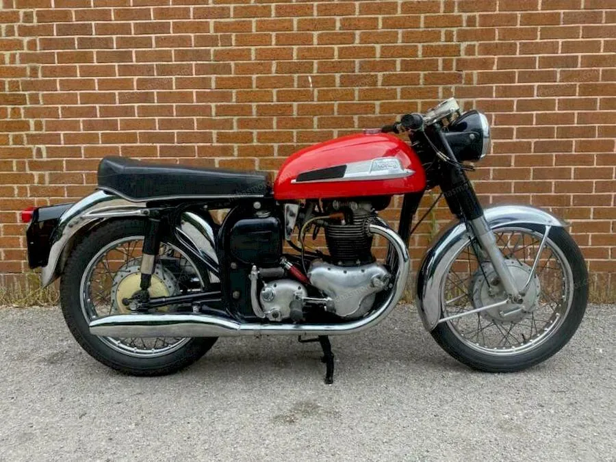 1965 model Enfield atlas 750 motosikletin görüntüsü