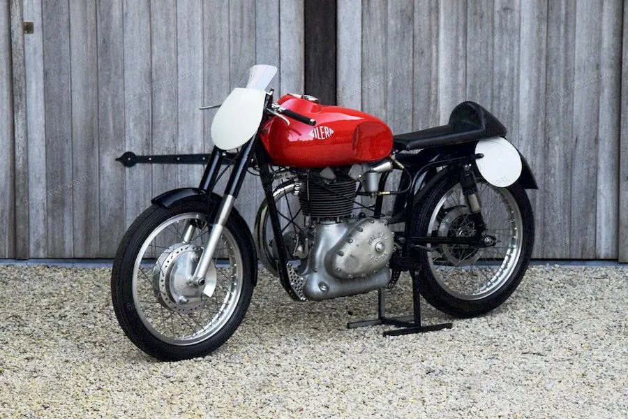 1952 model Gilera saturno corsa motosikletin görüntüsü