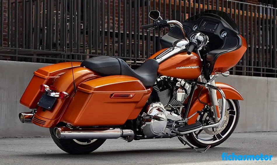 Obrázek motocyklu Harley davidson road glide roku 2015