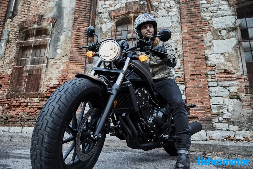 2019 model Honda Rebel 500 motosikletin görüntüsü