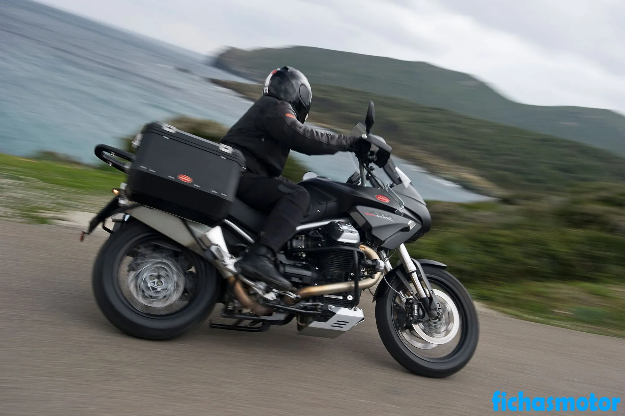 2012 model Moto guzzi stelvio 1200 ntx motosikletin görüntüsü