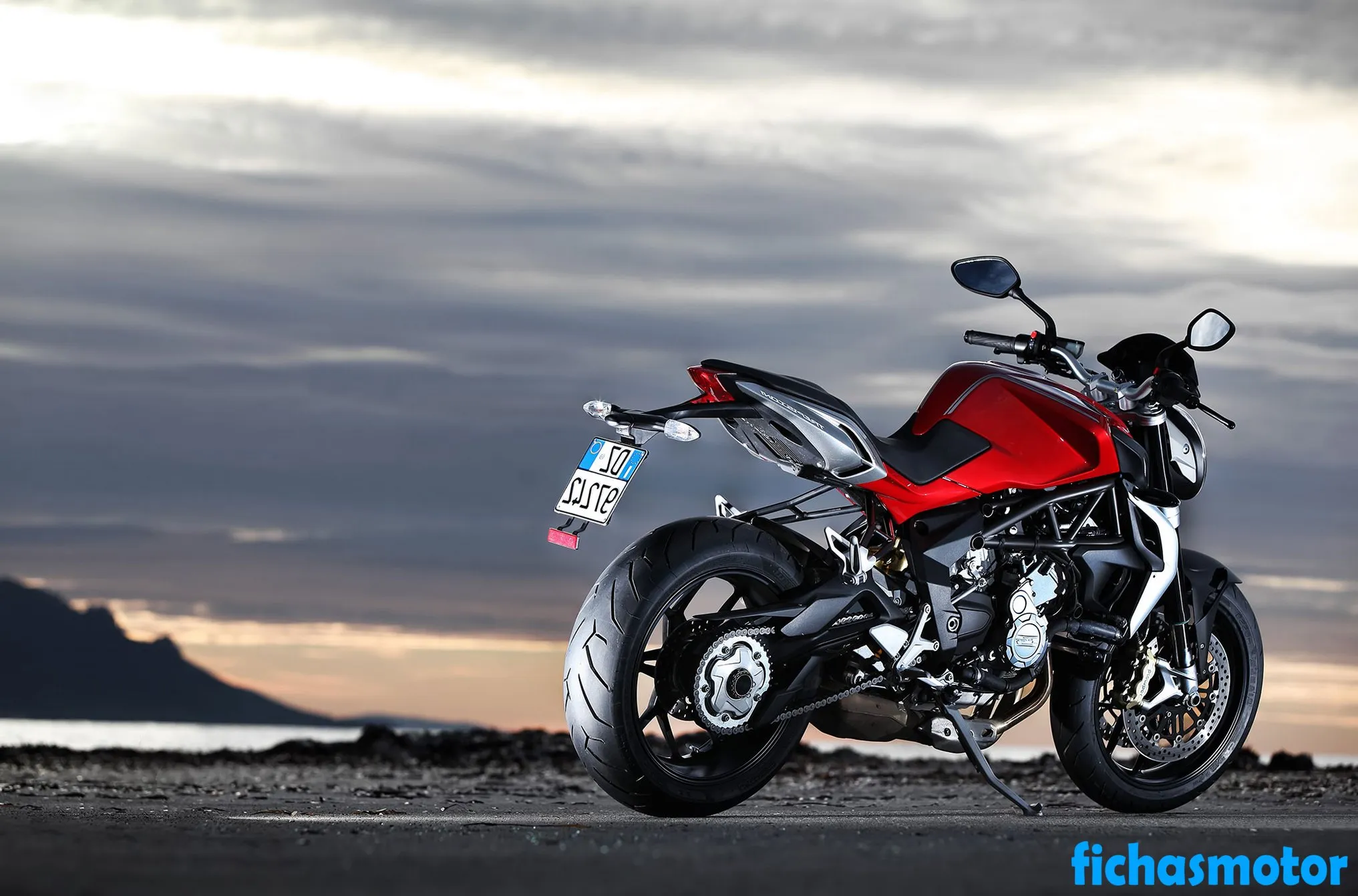 2013 年 Mv agusta brutale 800 摩托车图片