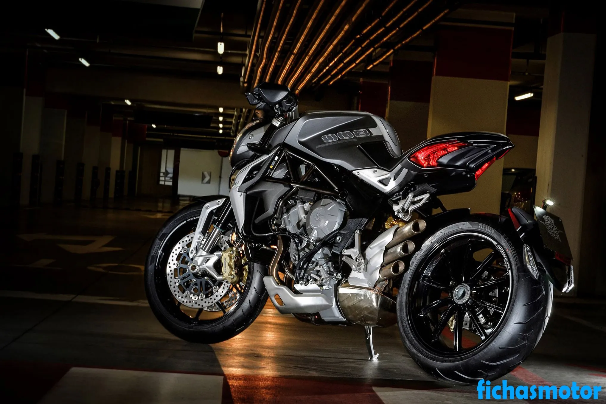 Afbeelding van de Mv agusta brutale 800 dragster-motorfiets van het jaar 2014