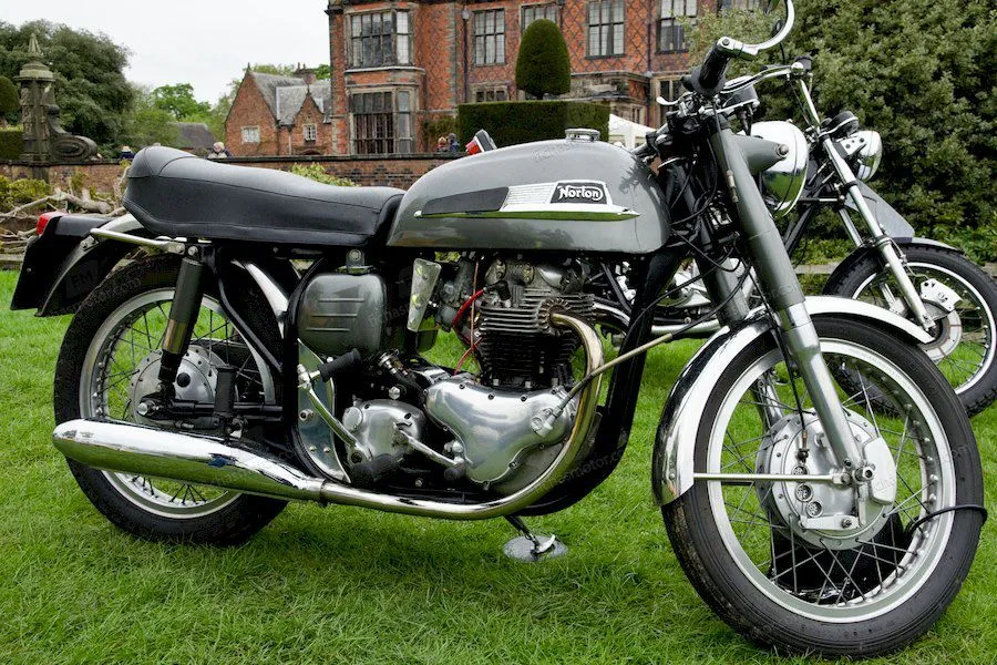 Image de la moto Norton Dominator 77 de l'année 1957