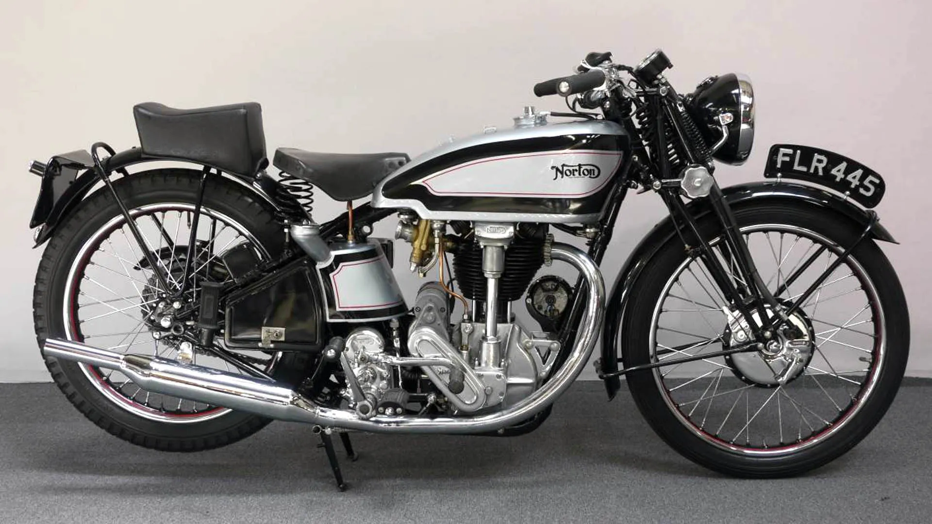 Imaginea motocicletei Norton International 30 a anului 1956