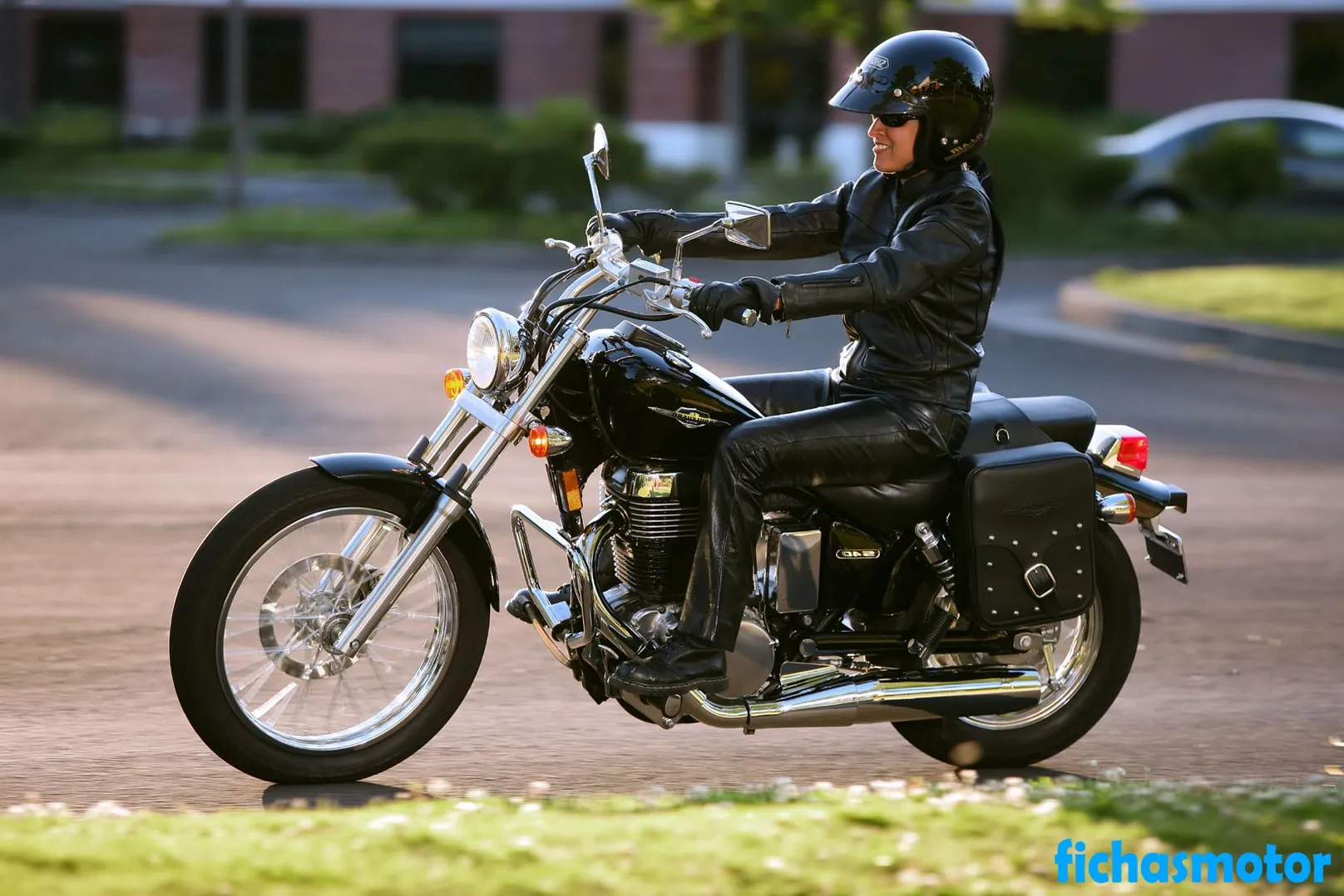 2007 model Suzuki boulevard s40 motosikletin görüntüsü