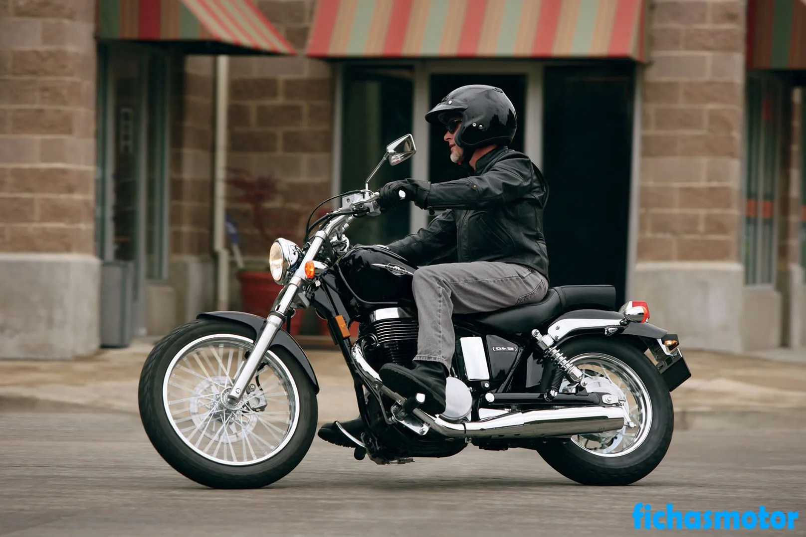 Изображение на мотоциклета Suzuki boulevard s40 на 2008 г