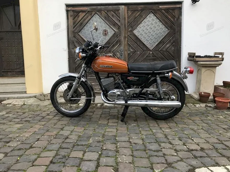 1977 model Suzuki gt 250 motosikletin görüntüsü