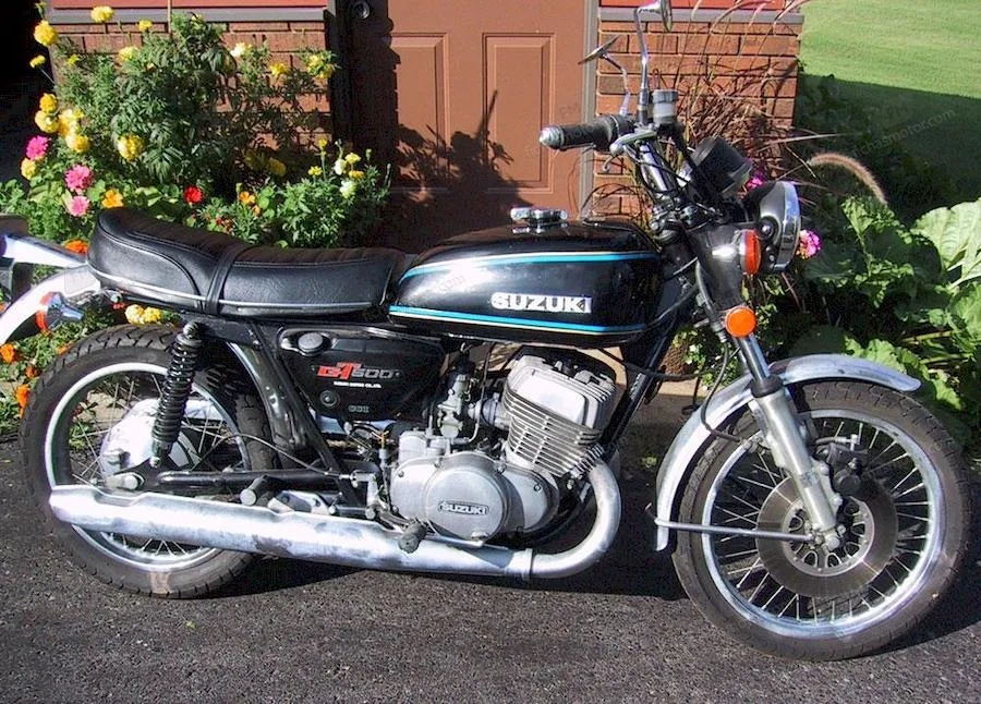 1977 model Suzuki gt 500 motosikletin görüntüsü