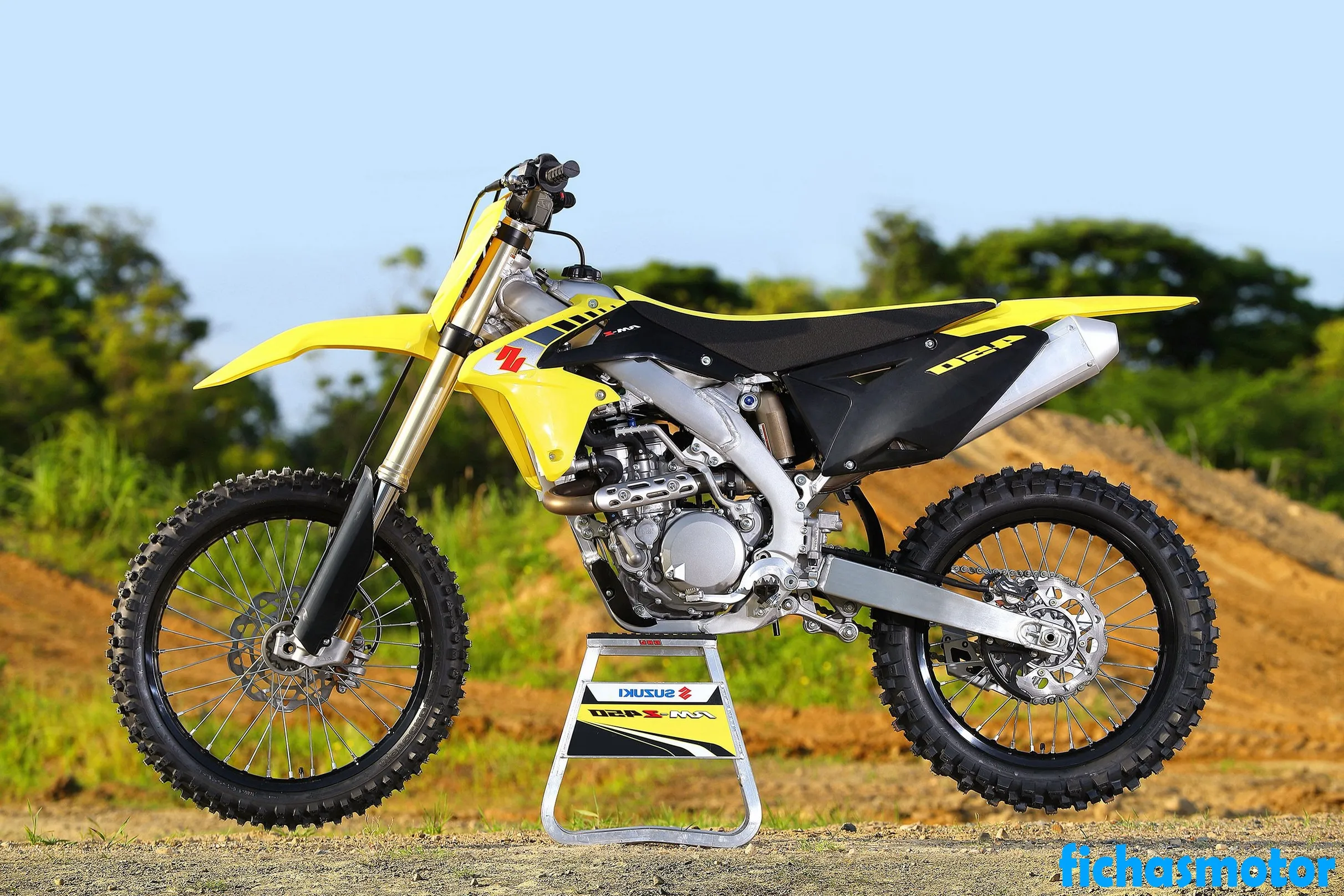 Изображение на мотоциклета Suzuki rm-z450 на 2018 г