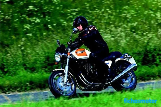 Imagem da motocicleta Triumph thunderbird sport do ano de 2000