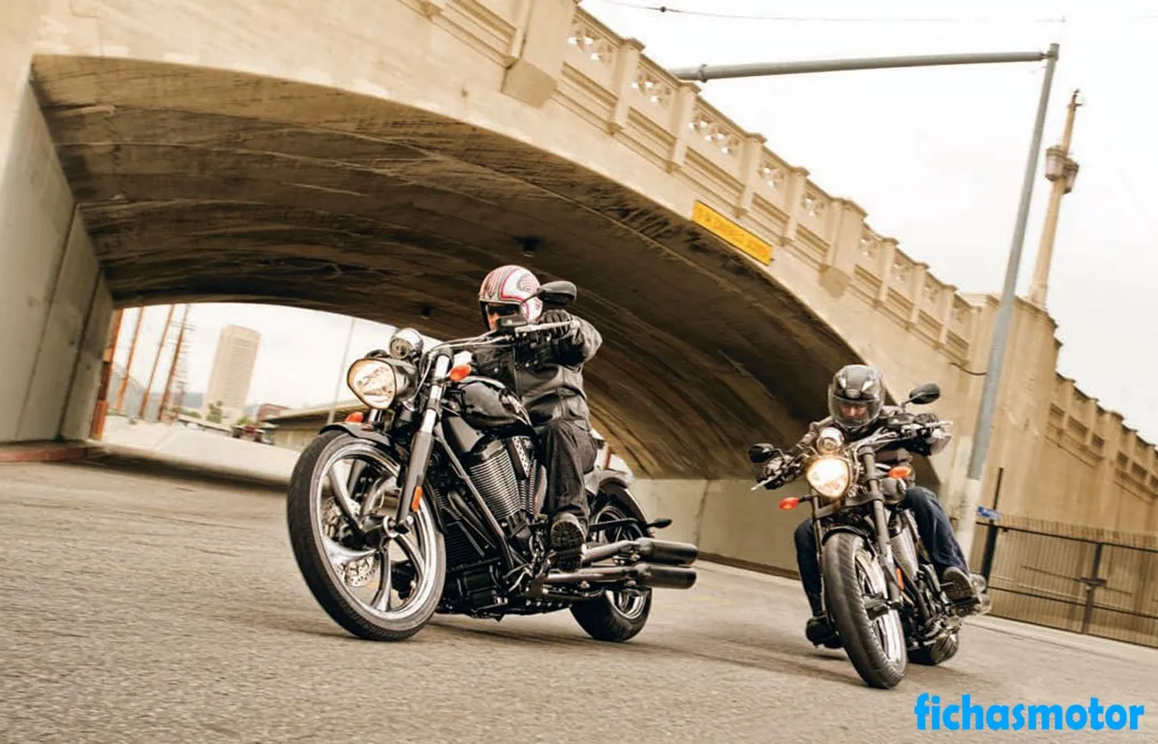 Imagem da motocicleta Victory vegas 8-ball do ano de 2013