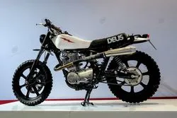 Изображение мотоцикла Yamaha sr400 lightening by deus 2015