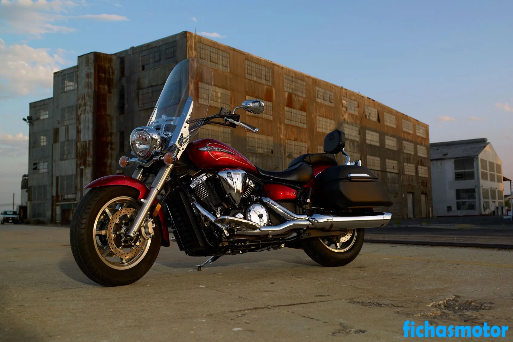 Изображение на мотоциклета Yamaha v star 1300 tourer на 2011 г