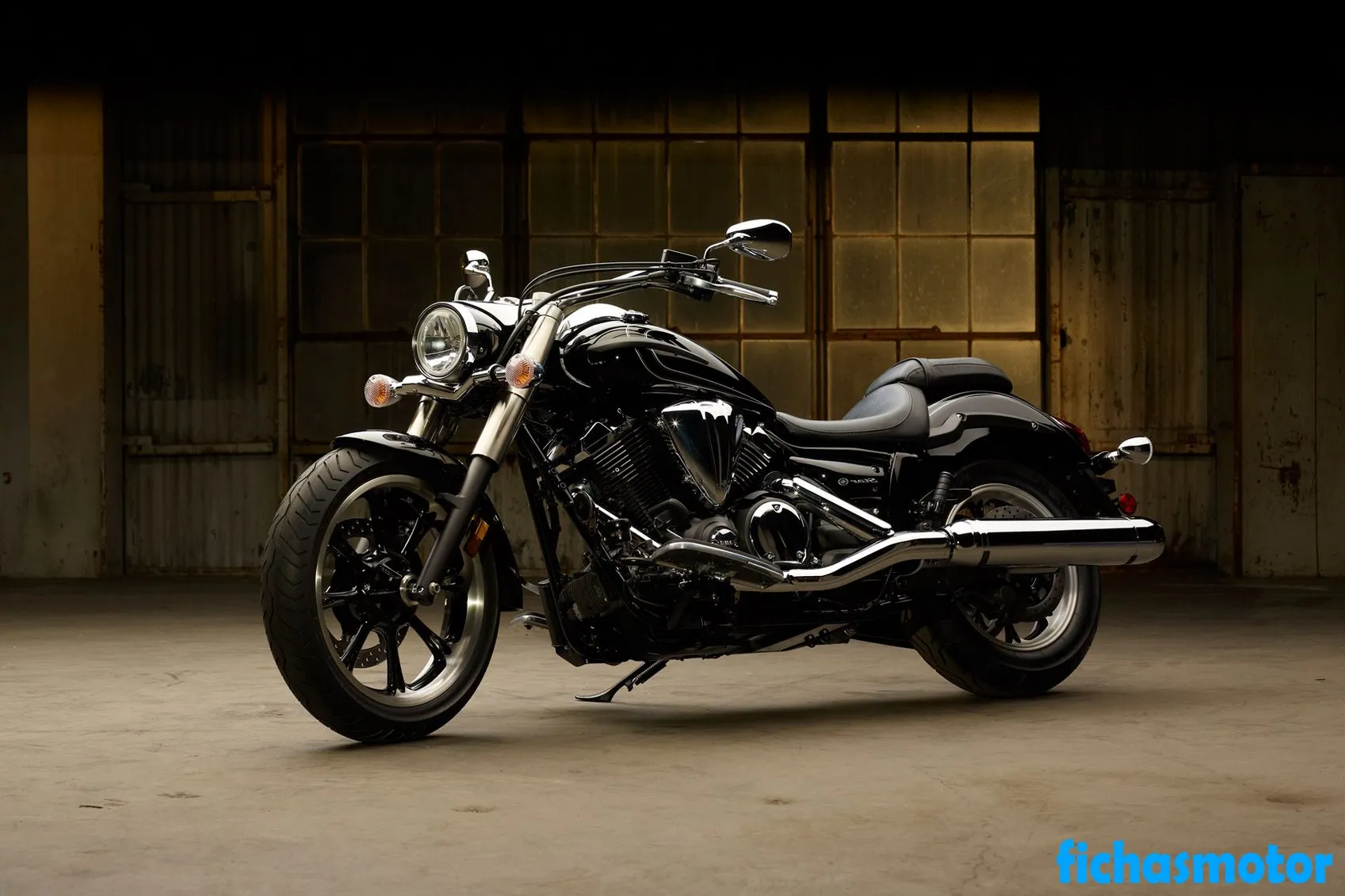 Изображение на мотоциклета Yamaha v star 950 на 2011 г