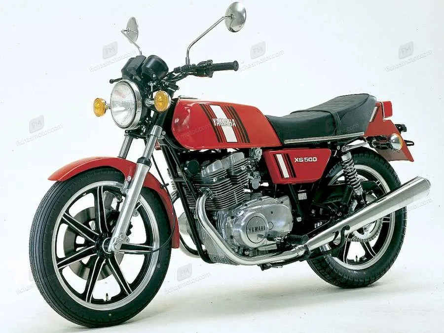 1976 model Yamaha xs 500 motosikletin görüntüsü